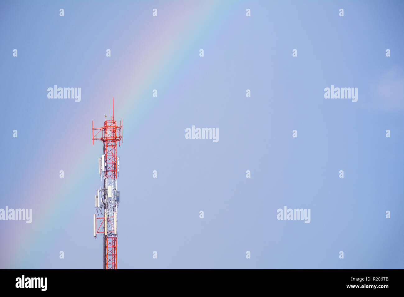 Telekommunikation mast TV Antennen Wireless Technologie auf blauer Himmel und Kopieren. Stockfoto