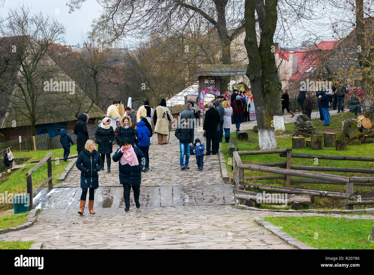 Uschhorod, Ukraine - Jan 13, 2018: Vasylya Festival in Transkarpatien. Touristen und Einheimische Kneipe im Museum der Volksarchitektur und Leben Stockfoto
