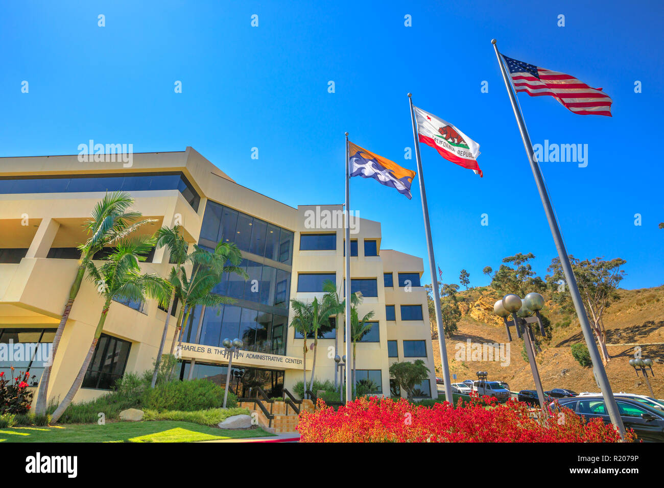 Malibu, Kalifornien, Vereinigte Staaten - 7. August 2018: Richtung und Executive Center der Pepperdine Universität mit amerikanischen, kalifornische und Malibu Flagge schwenkten. Der Hauptcampus liegt in Malibu Hills gelegen Stockfoto