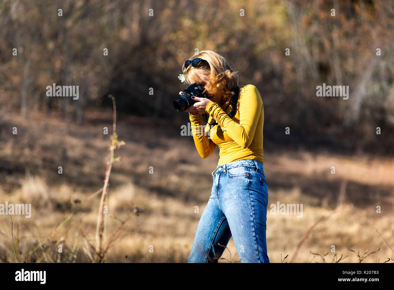 Modische Mädchen Fotos im Freien auf einer Wanderung Stockfoto