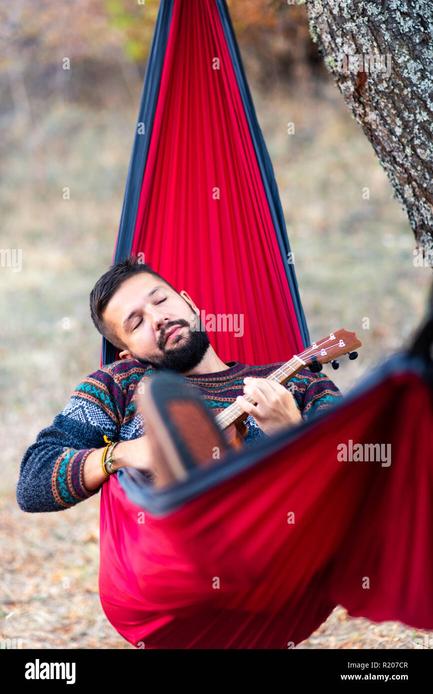 Man entspannen in einer Hängematte auf einer Wanderung Stockfoto