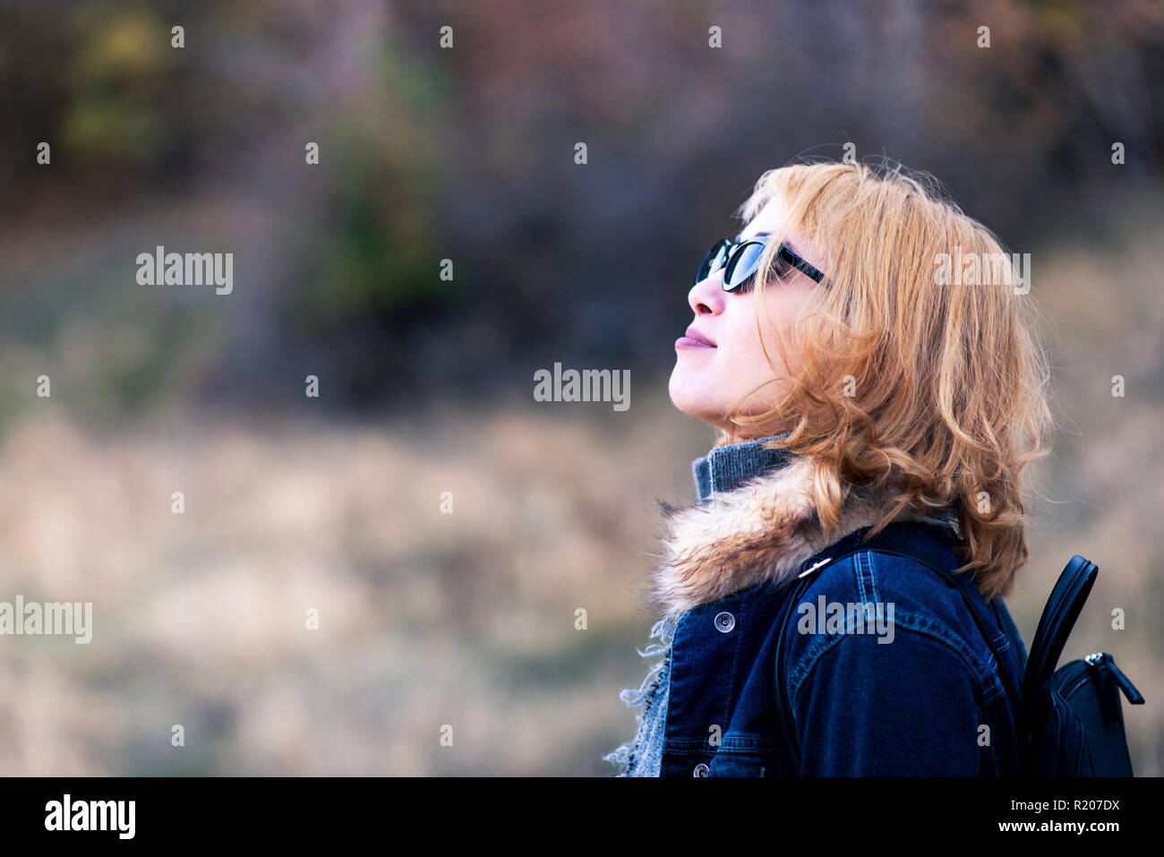 Modische Mädchen Erforschen der Natur auf einer Wanderung closeup Stockfoto