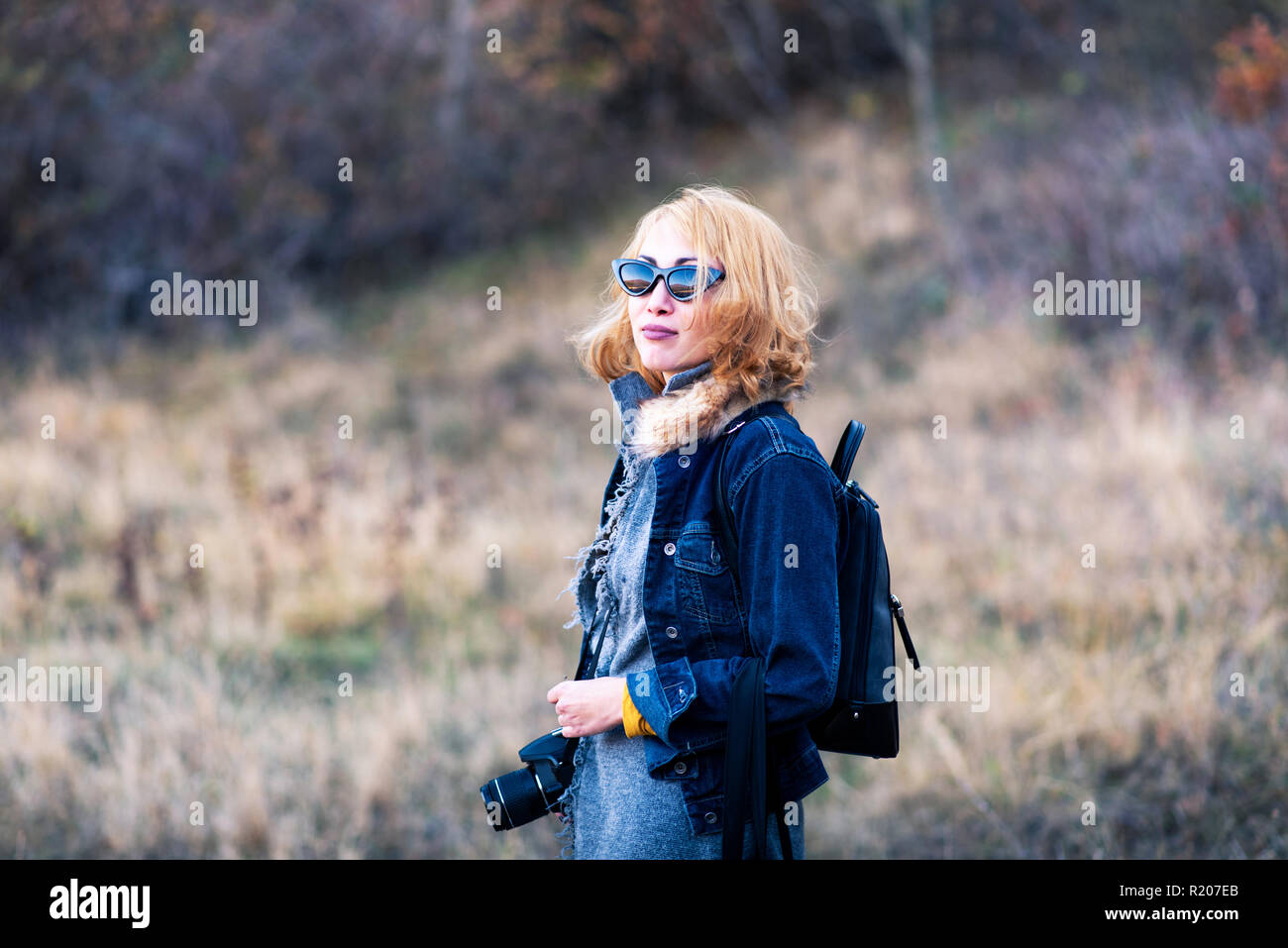 Modische Mädchen Fotos im Freien auf einer Wanderung Stockfoto