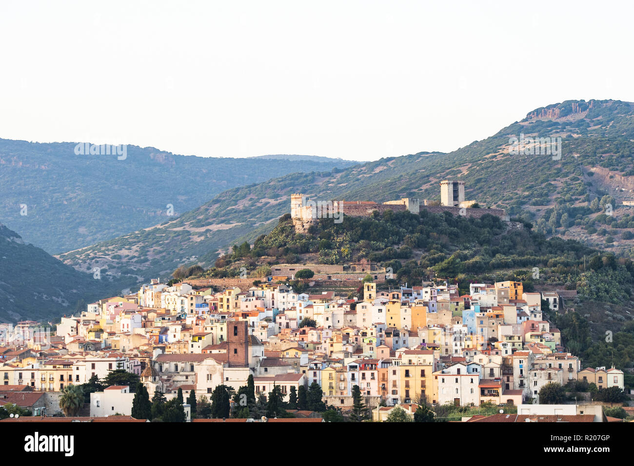 Das schöne Dorf von Bosa mit bunten Häusern und eine mittelalterliche Burg auf dem Gipfel des Hügels. Bosa liegt im Nordwesten von Sardinien, Italien. Stockfoto