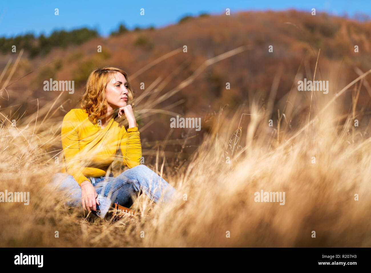 Porträt einer modischen Mädchen im Freien genießen Sie einen sonnigen Tag Stockfoto