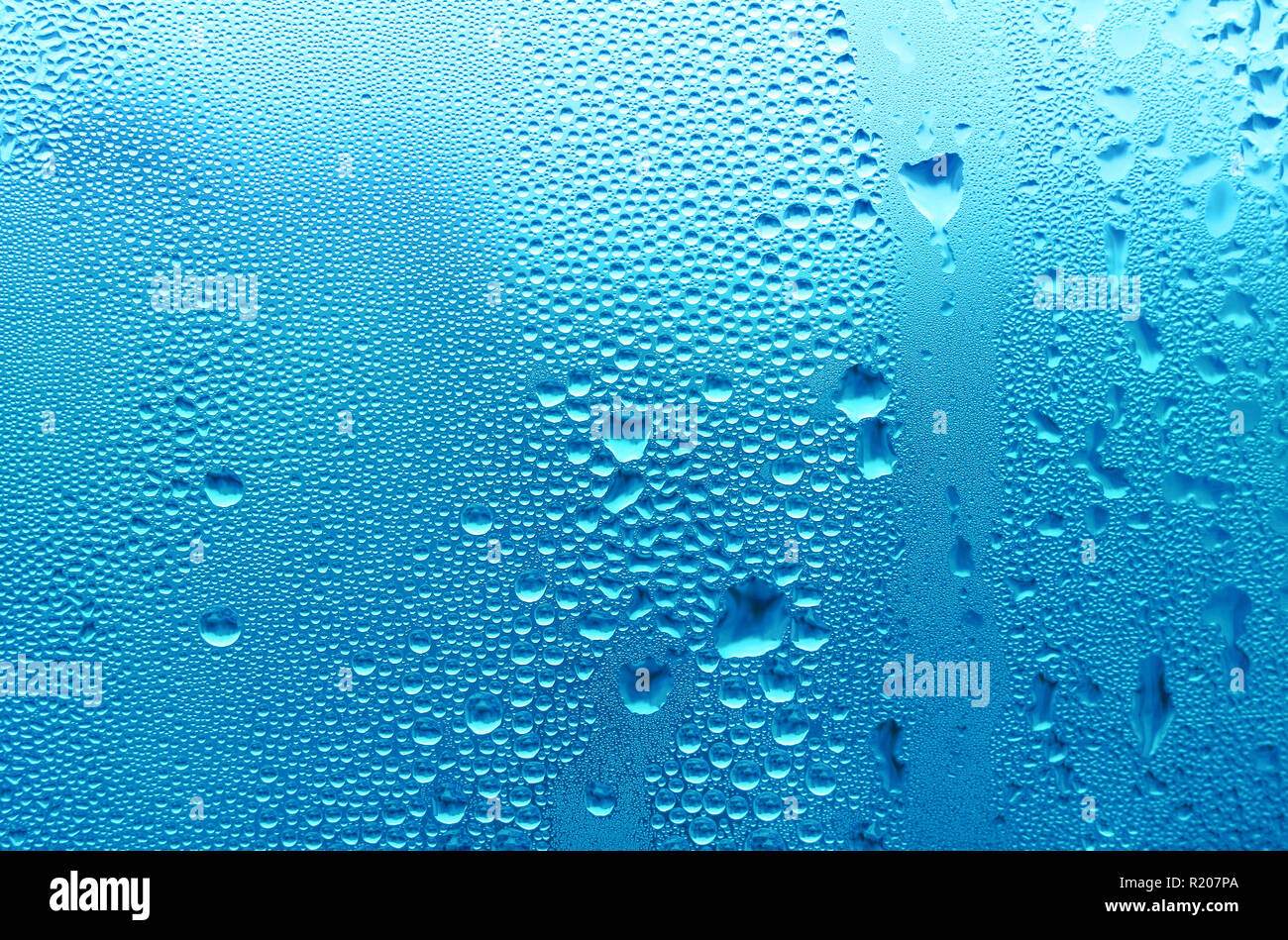 Natürliche Wassertropfen auf Fensterglas, close-up Textur Stockfoto