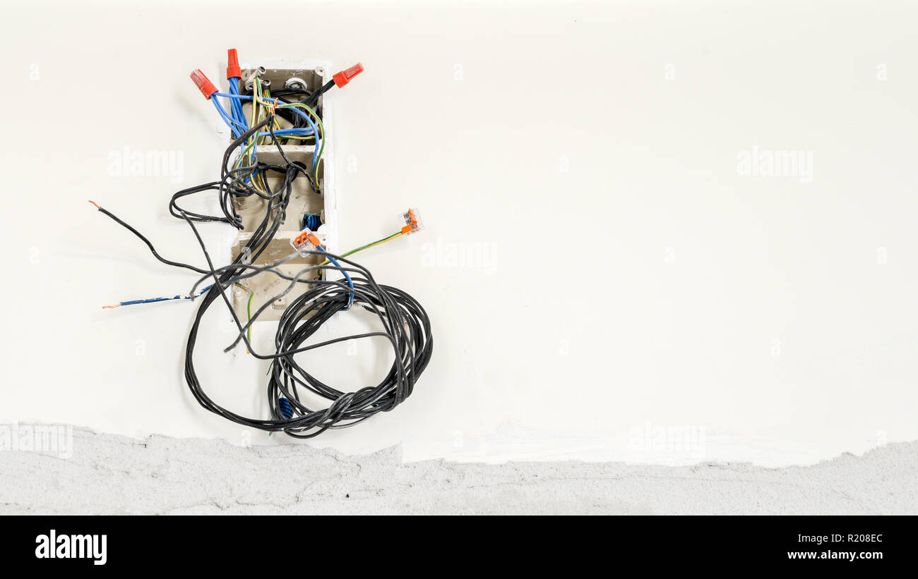 Leistungsschalter in einer Plastikbox an einer Wand mit Drähten hängen und unplugged. Stockfoto