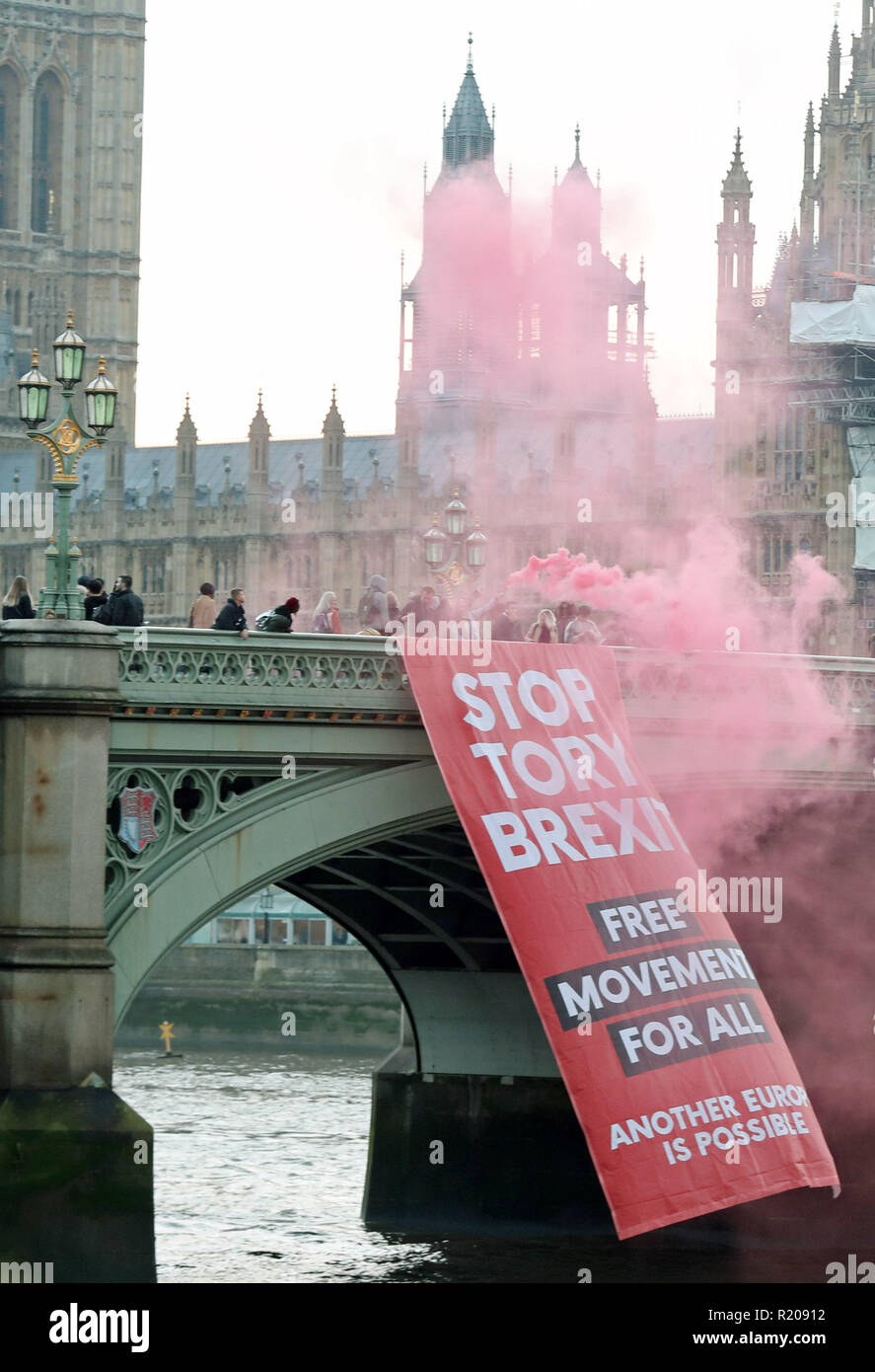 Ein Banner mit der Nachricht Tory Brexit - Freizügigkeit für alle" ist aus Westminster Bridge in London durch die Kampagne Gruppe hing ein anderes Europa möglich ist. Stockfoto