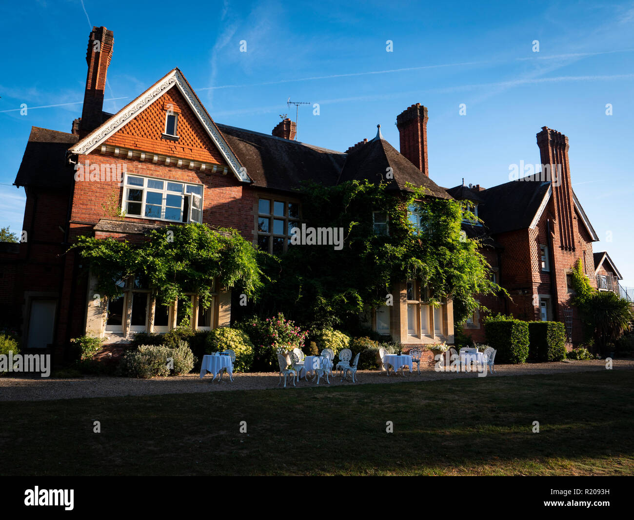 Rote Ziegelfassade viktorianischen Landhaus aus dem 19. Jahrhundert. Hotel in der frühen Morgensonne licht Berkshire GROSSBRITANNIEN. Stockfoto