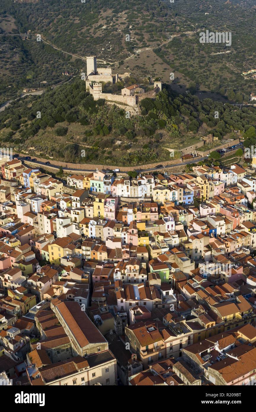 Luftaufnahme des schönen Dorfes Bosa mit farbigen Häusern. Bosa liegt im Nordwesten von Sardinien, Italien. Stockfoto