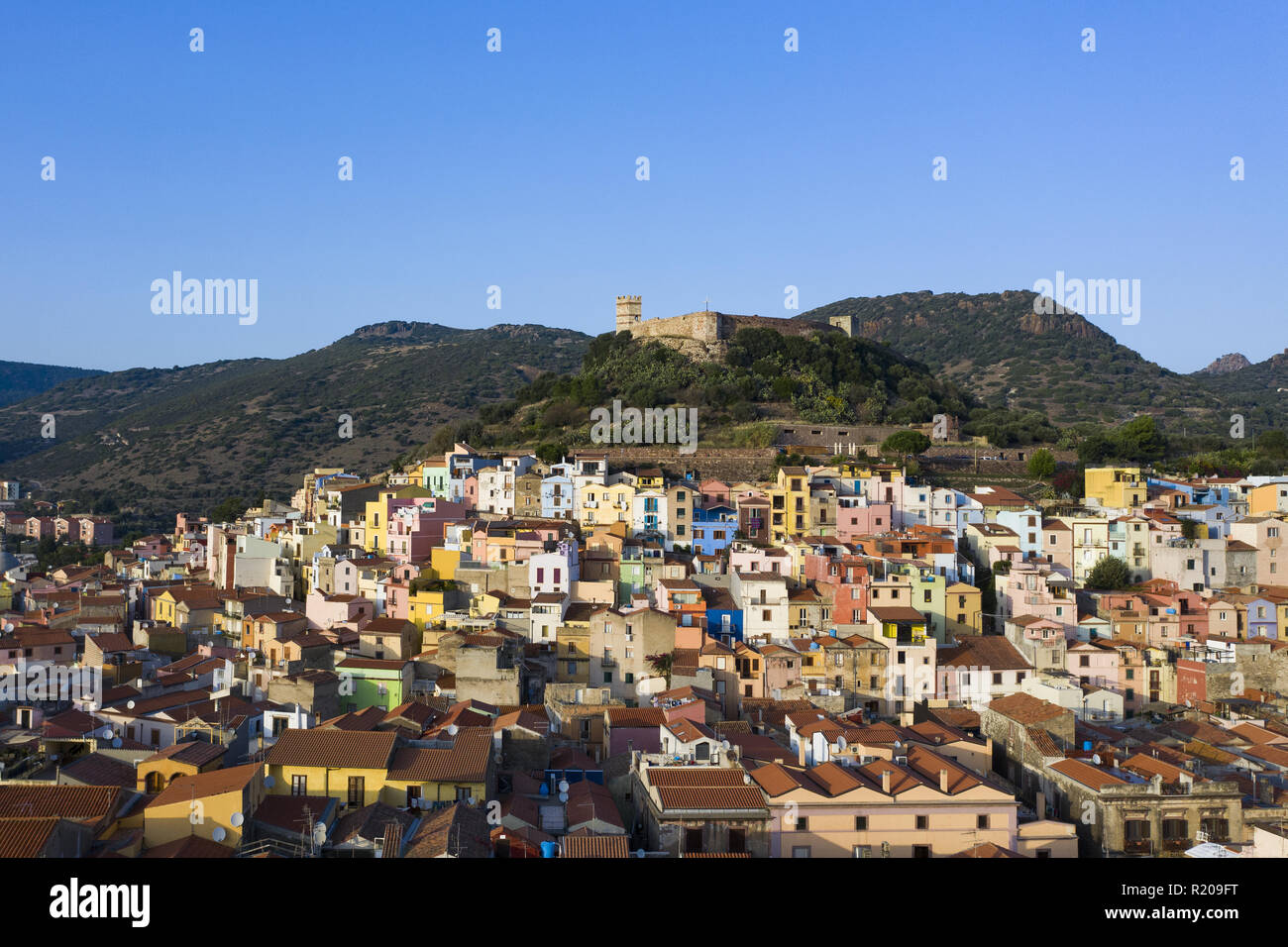 Luftaufnahme des schönen Dorfes Bosa mit farbigen Häusern. Bosa liegt