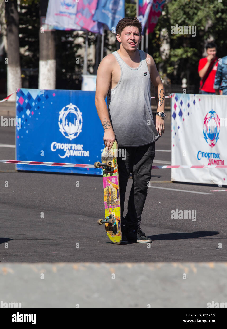 Kasachstan Almaty - 28. AUGUST 2016: Urban extreme Wettbewerb, wo die Stadt Athleten in den Disziplinen konkurrieren: Skateboards, Rollschuhe, BMX. Skateboarder einen Trick im Skate Park Stockfoto