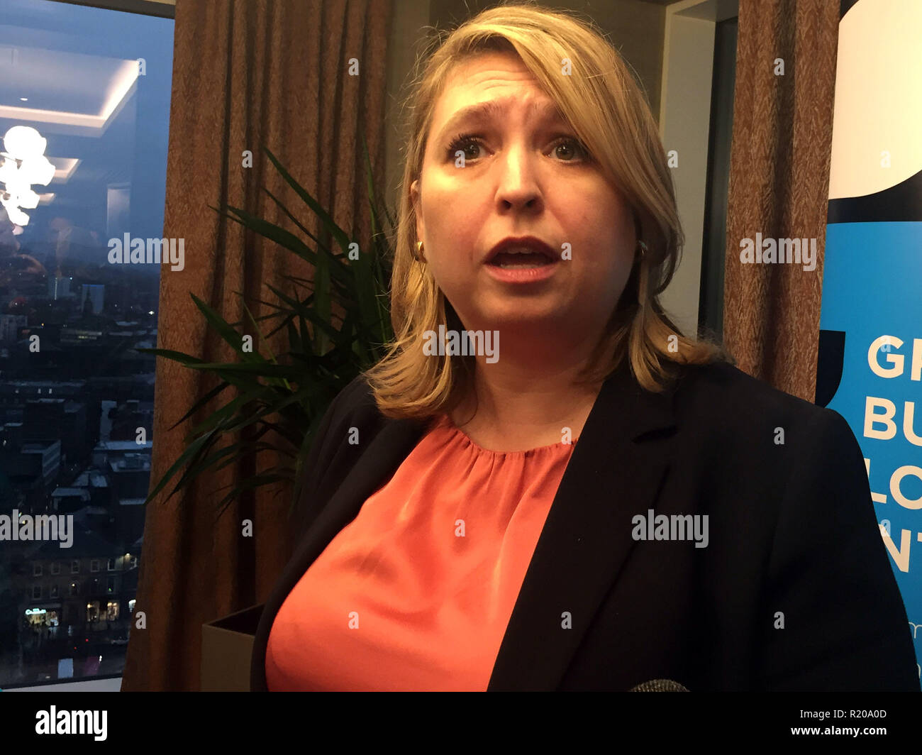 Karen Bradley spricht während einer Pressekonferenz im Grand Central Hotel nach einem Treffen mit Führungskräften der Entwurf Brexit Angebot zu diskutieren. Stockfoto