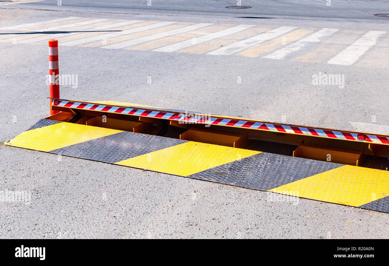 Straßensperre mit Gelb und Schwarz Gestreifte Vorsicht Muster, Straße Zaun Bau an der Stadt. Stockfoto