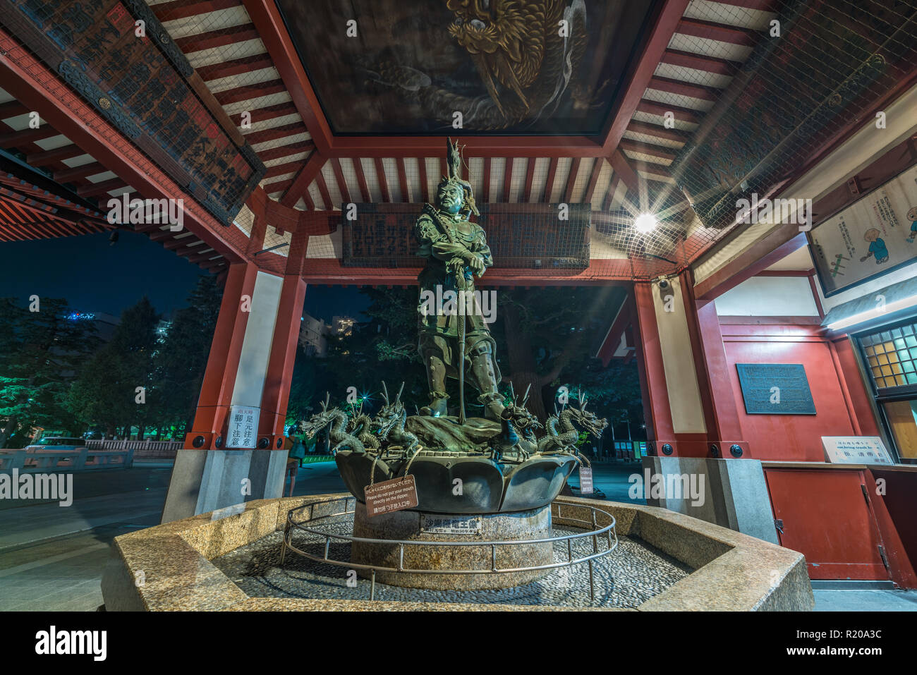 Taito Bezirk, Tokyo - 2. August 2018: Die Statue von sakara Ryuou Zou' der Drachenlord', König von Wasser durch Koun Takamura an Chozuya oder Temizuya (Wasser ablutio Stockfoto