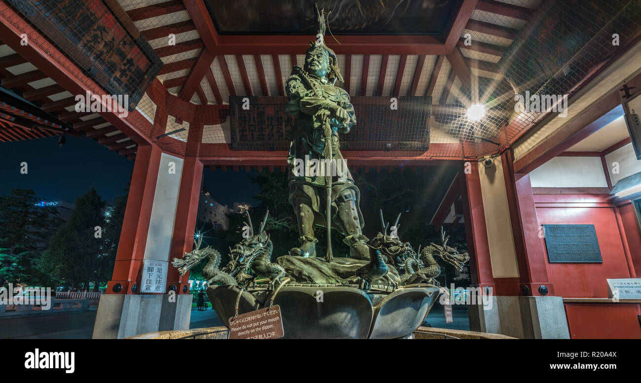Taito Bezirk, Tokyo - 2. August 2018: Die Statue von sakara Ryuou Zou' der Drachenlord', König von Wasser durch Koun Takamura an Chozuya oder Temizuya (Wasser ablutio Stockfoto