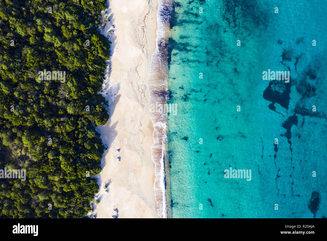 Luftaufnahme von einer erstaunlichen wilden Strand durch eine transparente und das türkisfarbene Meer gebadet. Sardinien, Italien. Stockfoto