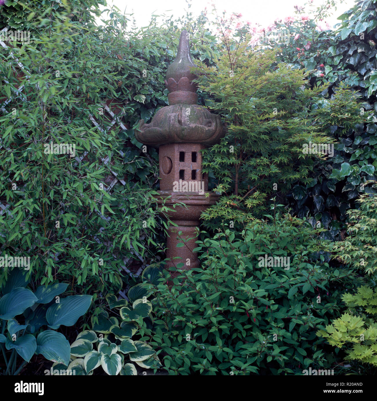 Bambus und grünen Sträuchern Umgebung Japanisches ornament Stockfoto