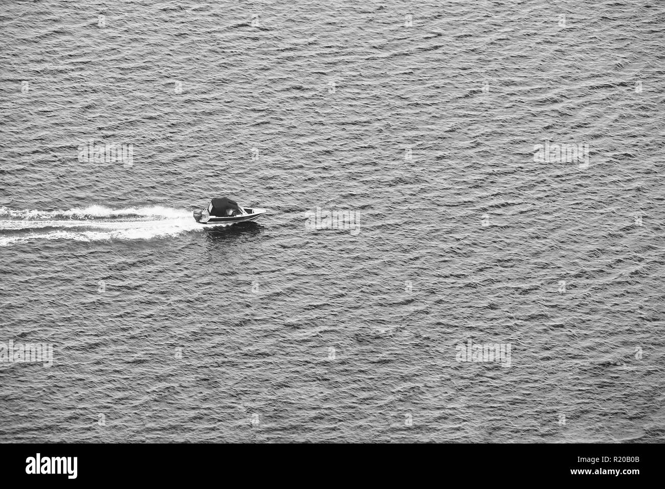 Kleines Boot segeln auf dem Fluss. Stockfoto