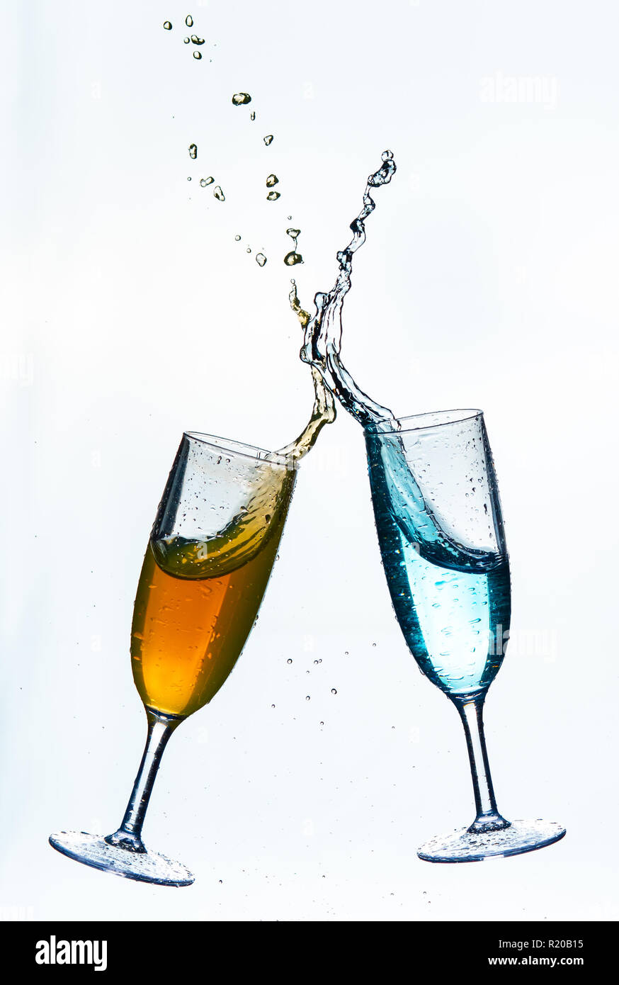 Bunte splash in Champagner Glas auf weißem Hintergrund Stockfoto