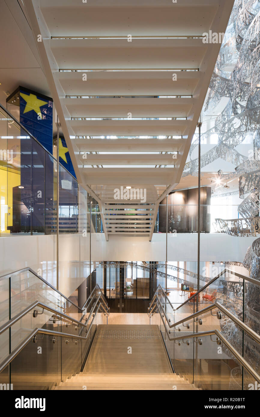 Freitragende Treppe. Haus der Europäischen Geschichte", Bruxelles, Brüssel, Belgien. Architekt: Chaix & Morel et Associés, 2017. Stockfoto