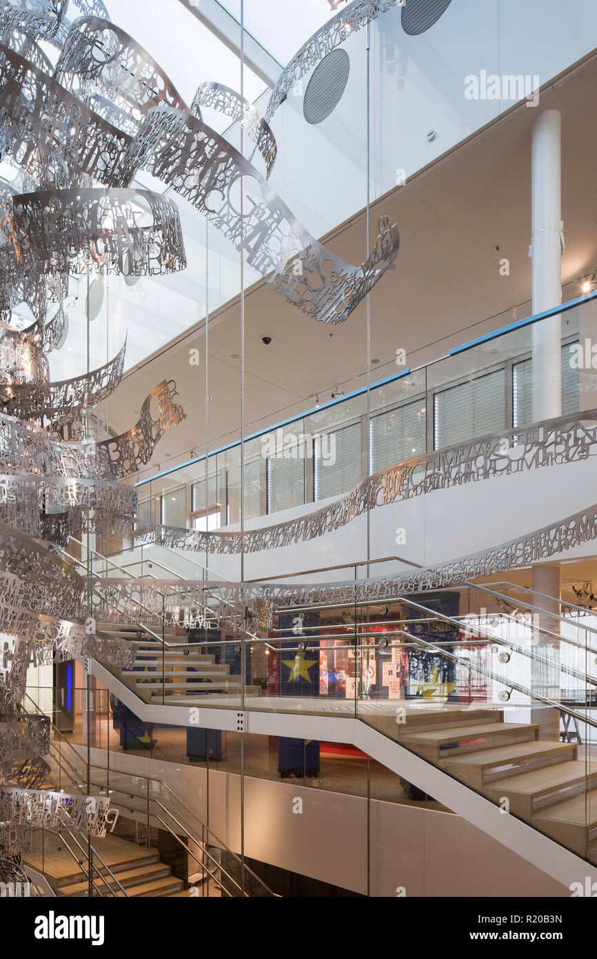 Seite Erhöhung von den Zauber 'Brunnen des Lichts' und freitragende Treppe mit gefederter Skulptur. Haus der Europäischen Geschichte", Bruxelles, Brüssel, Belgien. Architekt: Cha Stockfoto