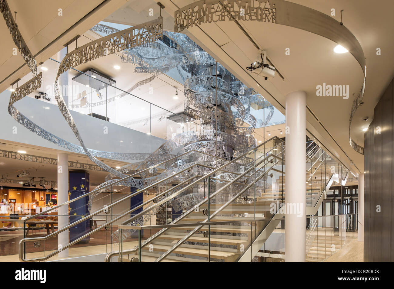 Ausstellungsfläche mit freitragenden Treppen und Skulptur. Haus der Europäischen Geschichte", Bruxelles, Brüssel, Belgien. Architekt: Chaix & Morel et Associés Stockfoto