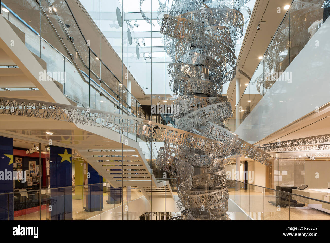 Ausstellungsfläche mit freitragenden Treppen und Skulptur. Haus der Europäischen Geschichte", Bruxelles, Brüssel, Belgien. Architekt: Chaix & Morel et Associés Stockfoto