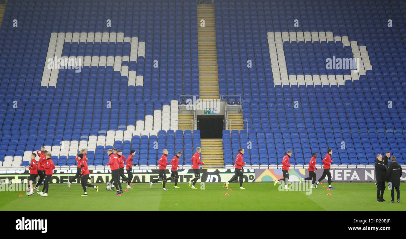 Dänemark Spieler warm up während des Trainings an der Cardiff City Stadium, Cardiff. Stockfoto