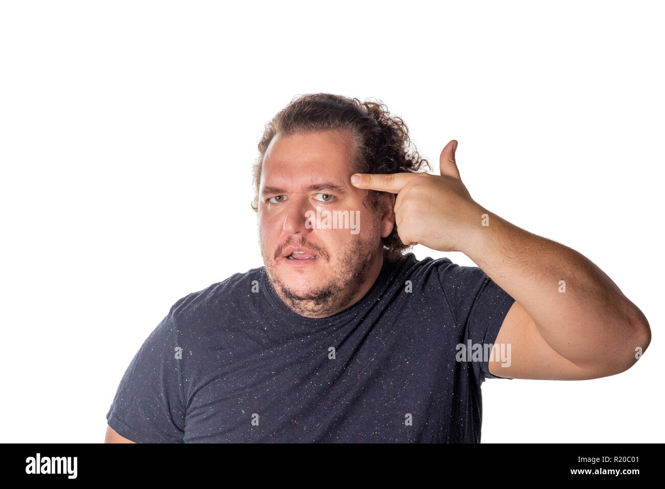 Stattliche fat man über isoliert weißer Hintergrund. Holding symbolische Waffe mit Geste Stockfoto