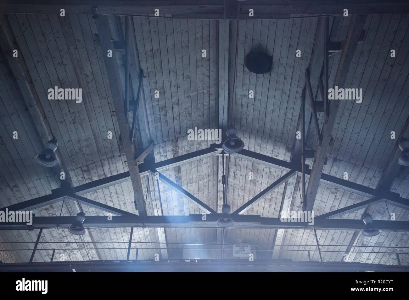 Innenansicht eines hölzernen Dachkonstruktion mit Lampen. Stockfoto