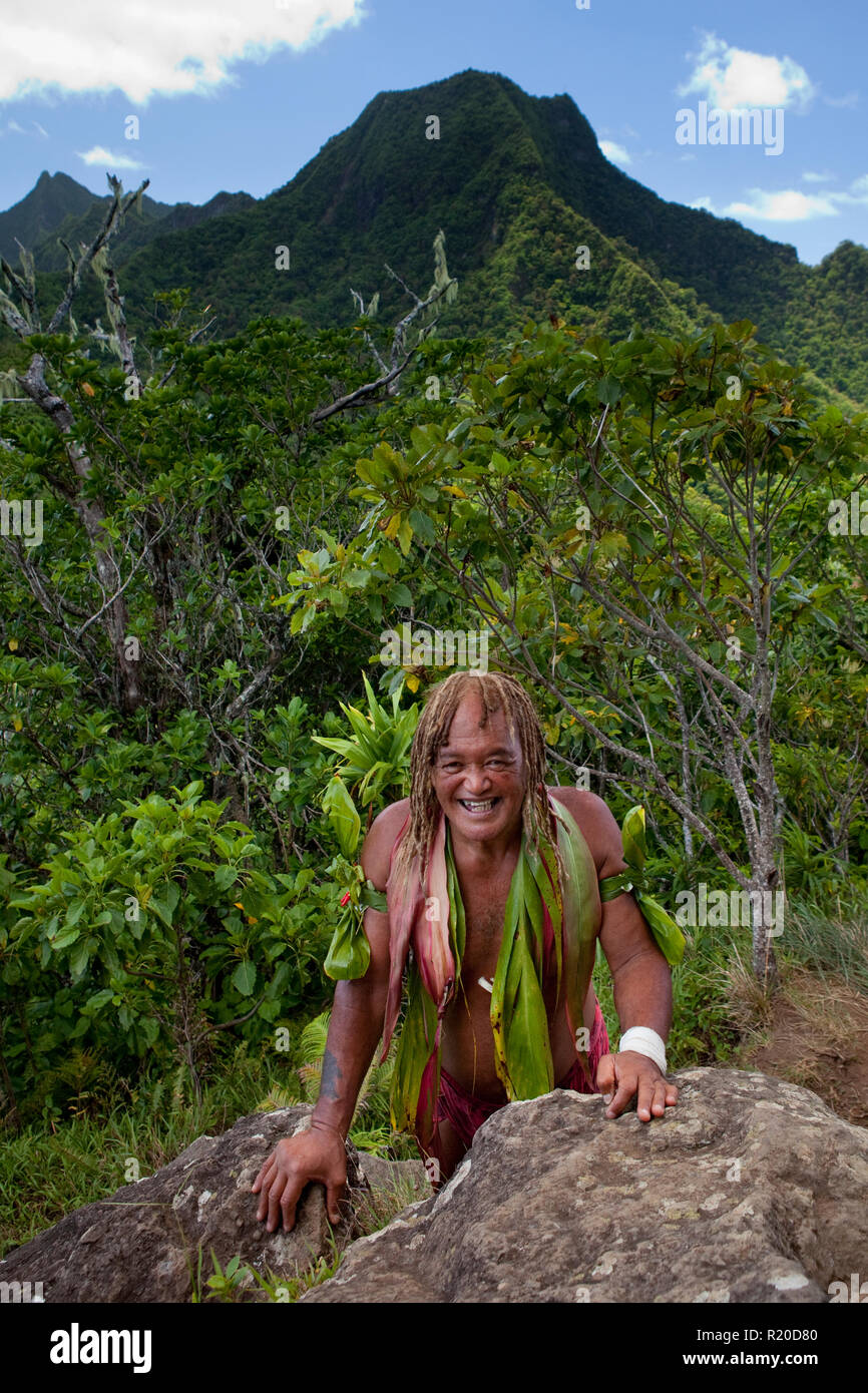 Die rätselhafte Wald Geist, traditionelle herbalist und Trek guide Pa, Pa's, Zelten auf einem Cross Island Trek über der Insel Rarotonga. Stockfoto