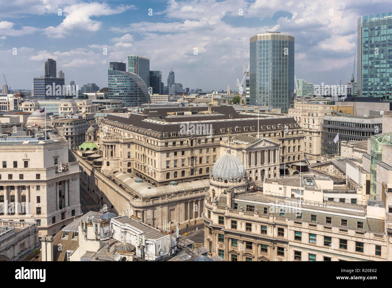 Dachterrasse mit Blick auf die Skyline der Bank von England, Threadneedle Street, City of London Financial District, EC2 mit Engel und Moor Haus hinter Stockfoto