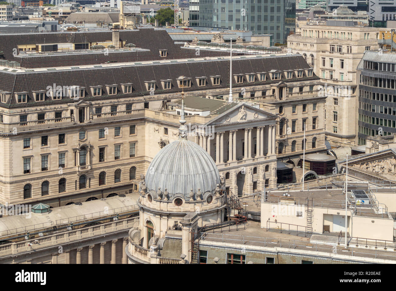 Dachterrasse mit Blick auf den vorderen Eingang Vorhalle der Bank von England in der Threadneedle Street, London, EC2in der Bank Conservation Area Stockfoto