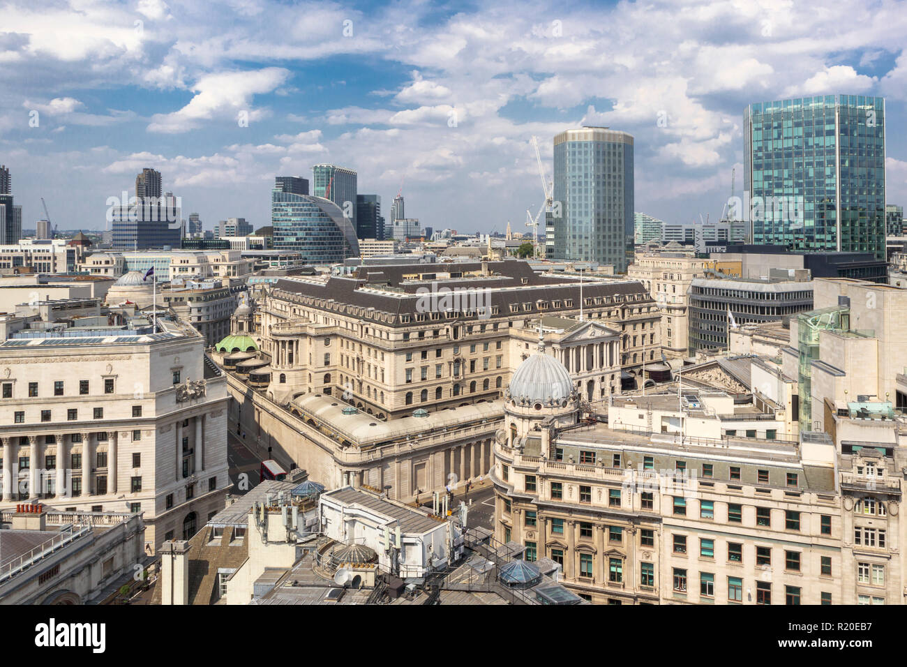 Dachterrasse mit Blick auf die Skyline der Bank von England, Threadneedle Street, London, EC2mit Engel und Moor Haus hinter Stockfoto