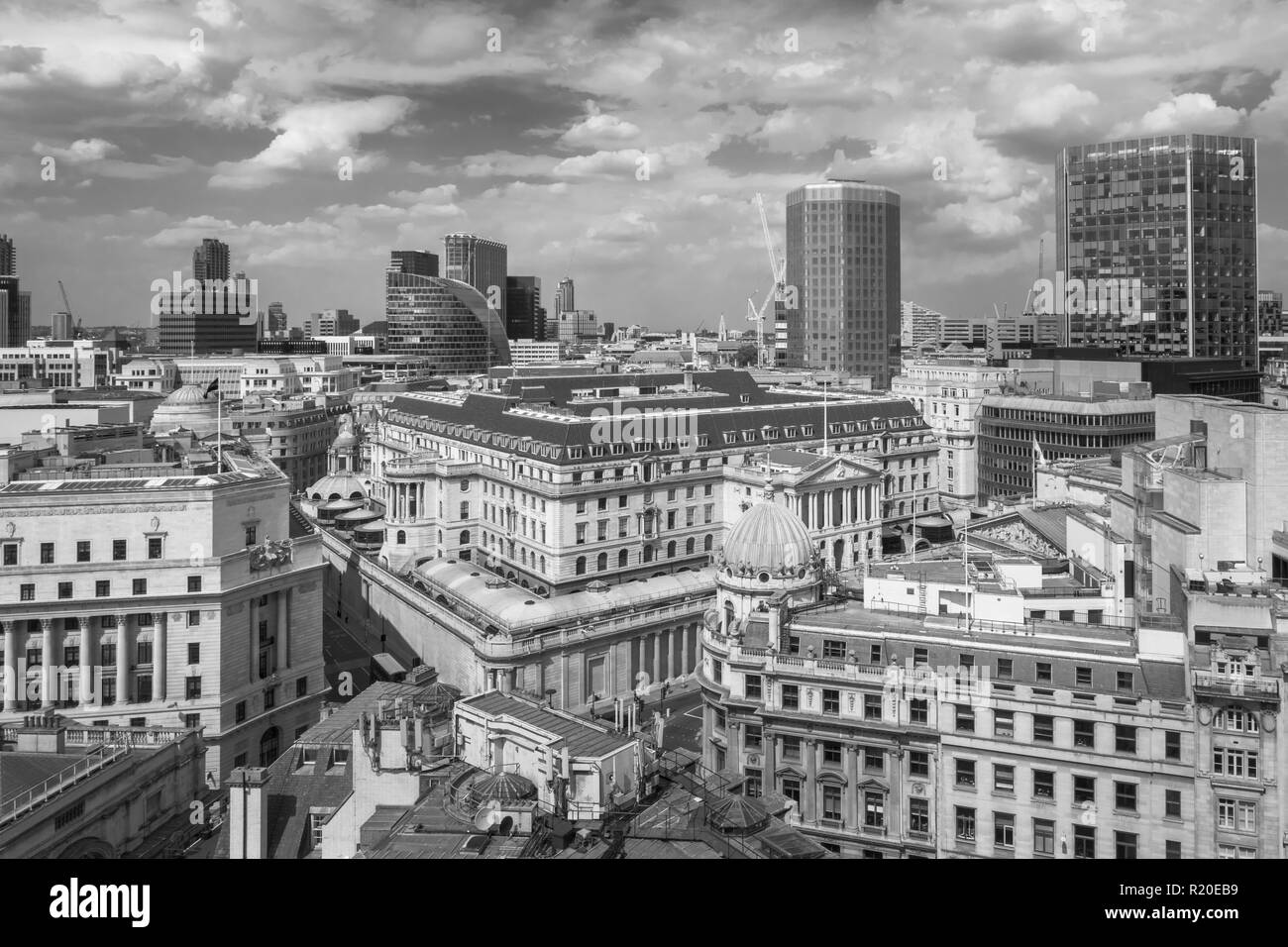 Dachterrasse mit Blick auf die Skyline der Bank von England, Threadneedle Street, London, EC2mit Engel und Moor Haus hinter Stockfoto