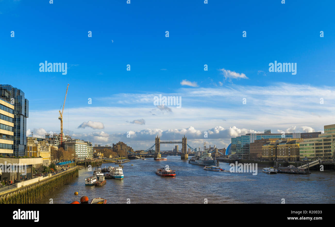 Blick von der London Bridge über die Themse und den Pool von London Tower Bridge und HMS Belfast günstig von Hays Galleria an einem sonnigen Tag im Winter Stockfoto