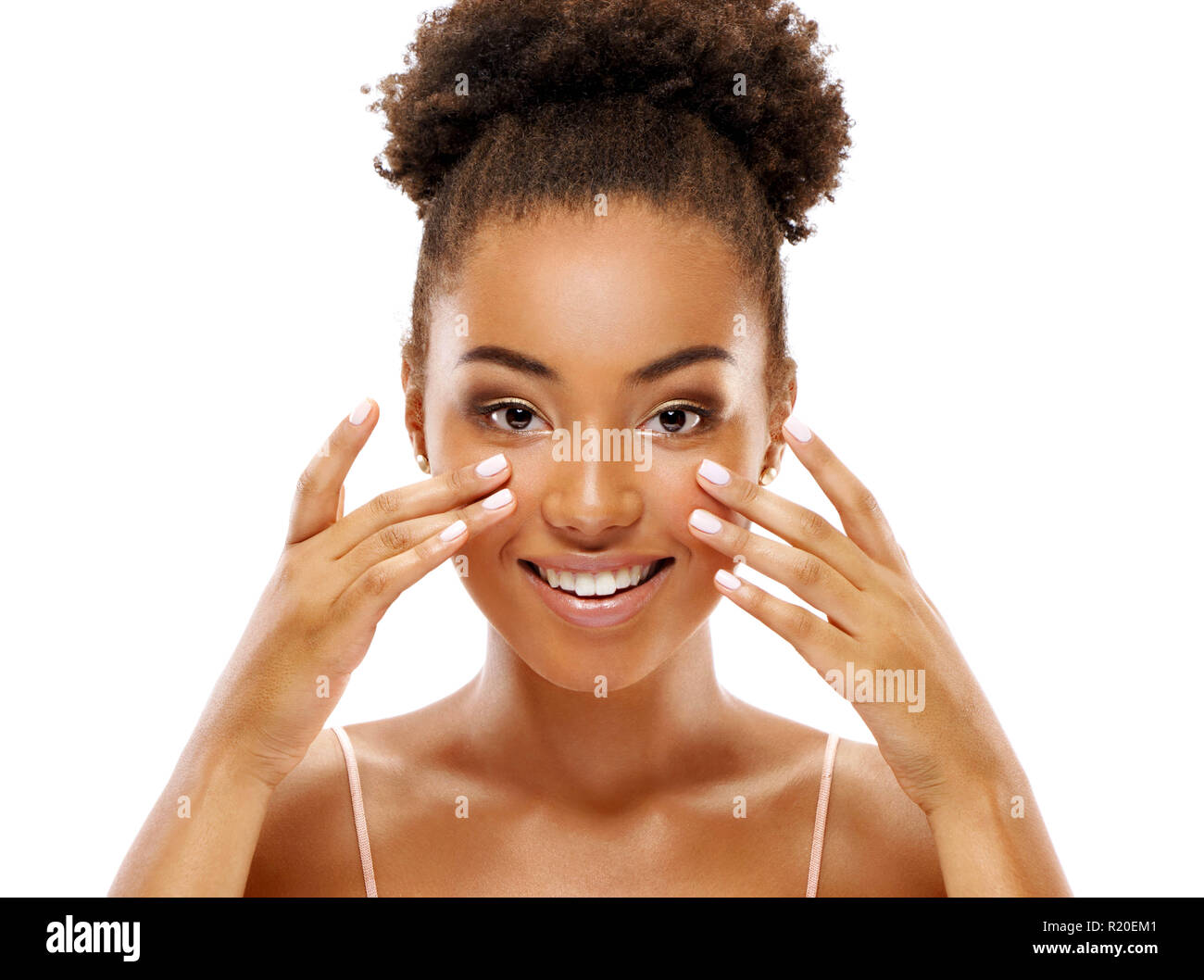 Attraktive Frau, Gesichtsmassage. Foto der afrikanischen amerikanischen Frau mit Sauber Gesunde Haut auf weißem Hintergrund. Hautpflege und Schönheit Konzept Stockfoto