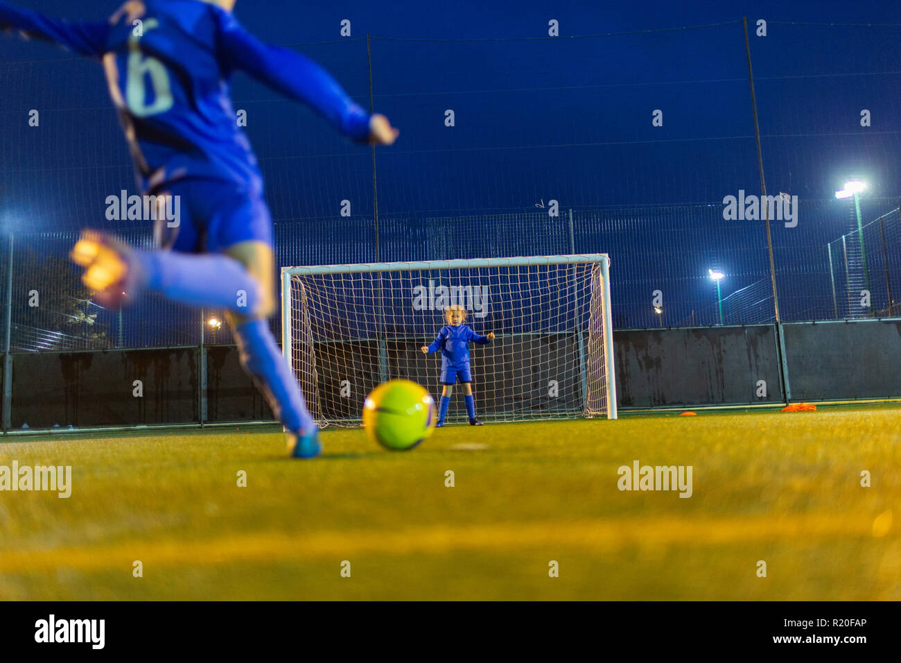 Mädchen Fußball-Spieler kicken BALL RICHTUNG TOR Stockfoto