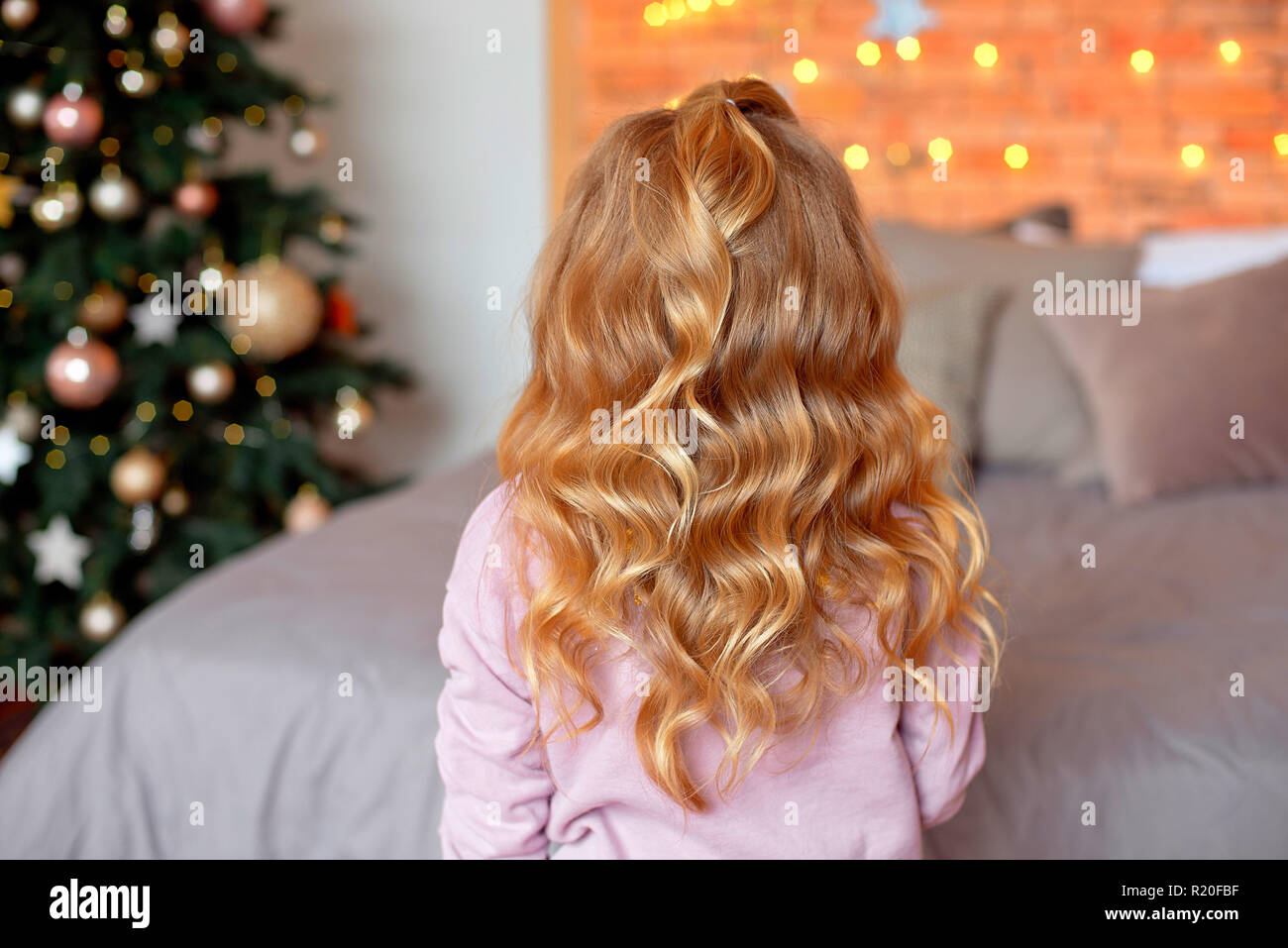 Ansicht Der Ruckseite Des Madchens Frisur Kleine Madchen Stehen Mit Dem Rucken Und Der Weihnachtsbaum Weihnachten Und Neujahr Konzept Stockfotografie Alamy