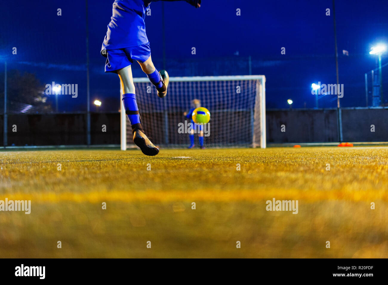 Mädchen Fußball-Spieler kicken BALL RICHTUNG TOR Stockfoto