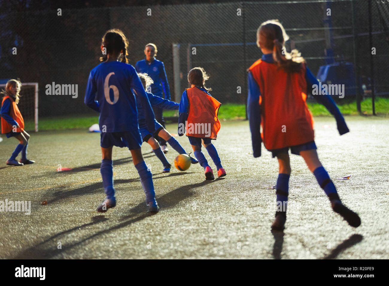 Mädchen Fußball Team üben am Feld in der Nacht Stockfoto