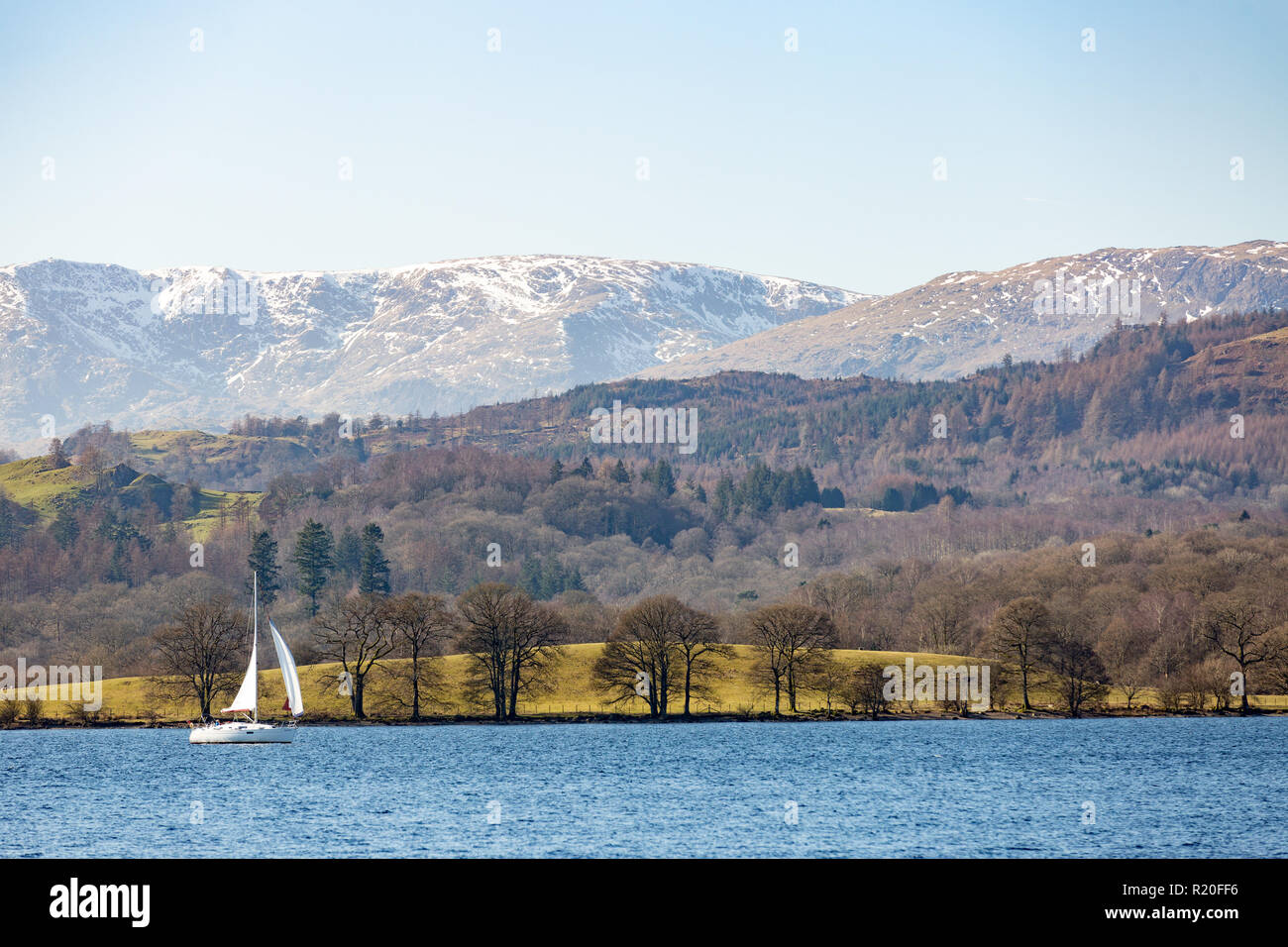 Grasmere/England - Februar 2018: die Yacht auf den Lake District in Nordengland an sonnigen Wintertag Stockfoto