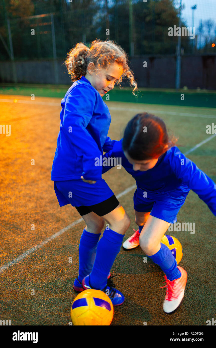 Mädchen Fußball-Spieler üben auf dem Feld Stockfoto