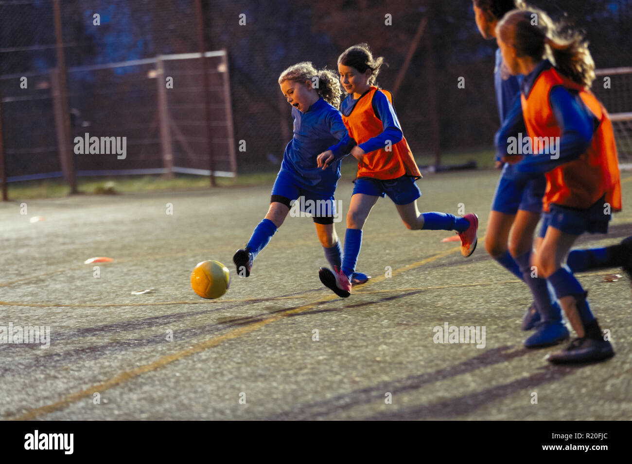 Mädchen Fußball Team üben am Feld in der Nacht Stockfoto