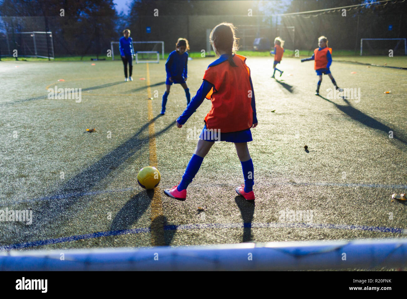 Mädchen Fußball Team üben am Feld in der Nacht Stockfoto