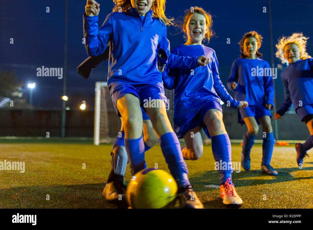 Mädchen Fußball Team üben am Feld in der Nacht Stockfoto