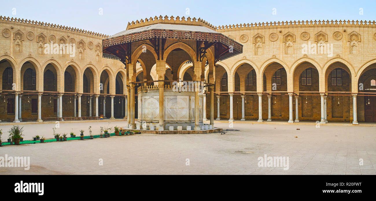 Kairo, Ägypten - Dezember 21, 2017: Die prunkvolle Waschung Springbrunnen von Sultan Al-Muayyad Moschee mit geschnitzten hölzernen Dach, schlanken Säulen und Steinbögen, Stockfoto