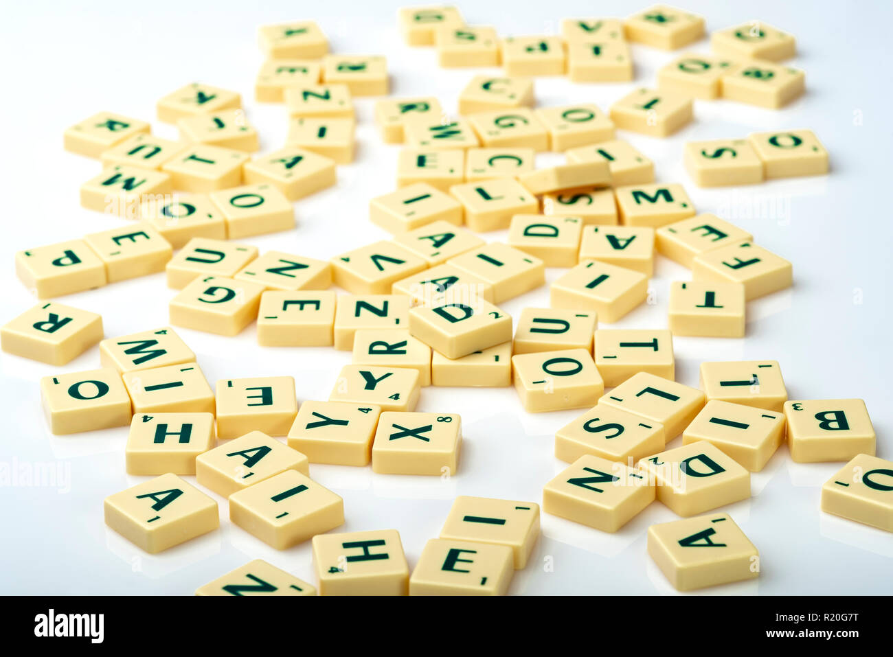 Scrabble Tiles, die in einem zufälligen Chaos geworfen. Verwirrung, durcheinandergebracht. Stockfoto
