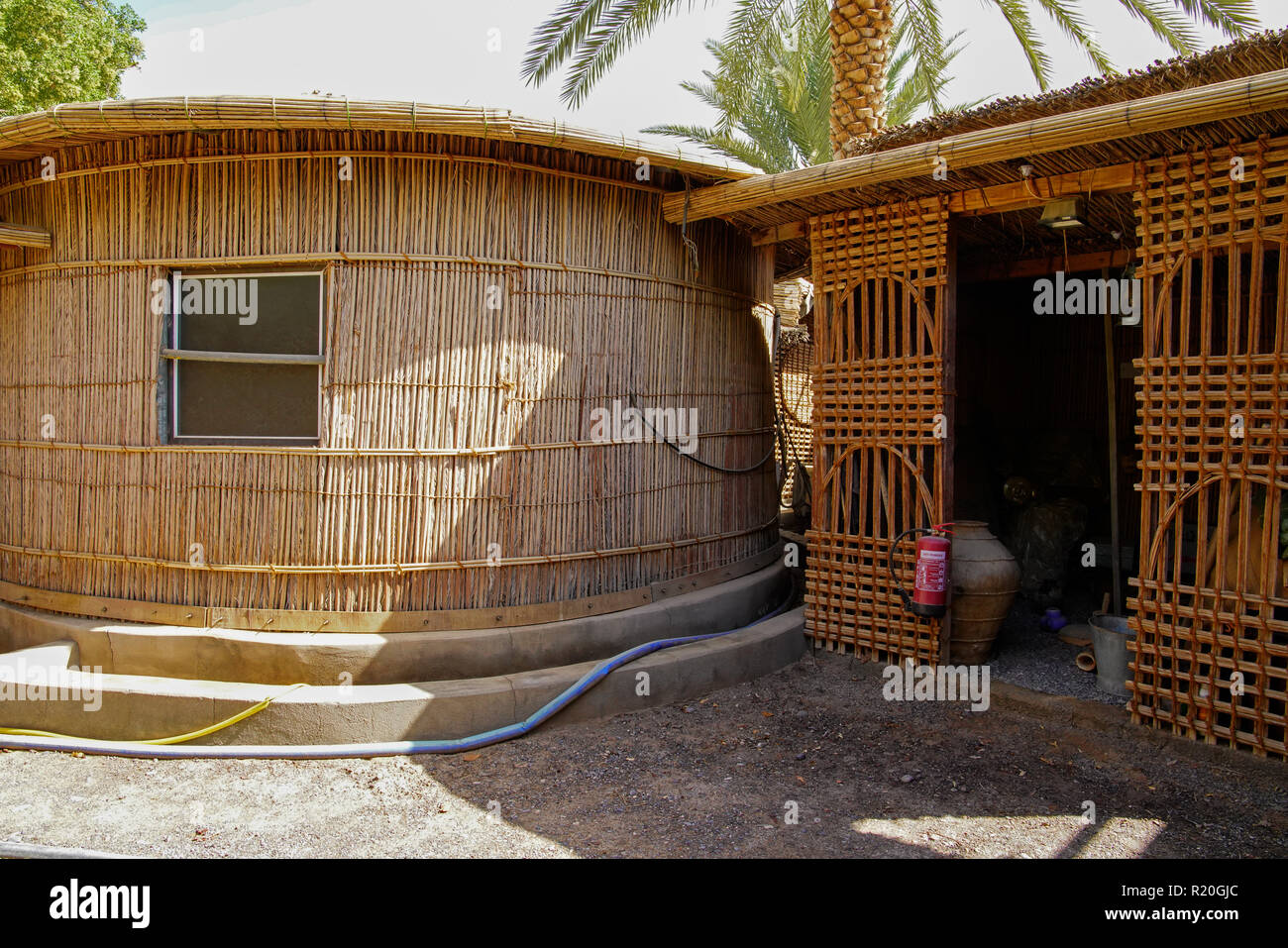 Traditionellen omanischen Dorf in Wadi Bani in der Nähe von Bahla. Oman. Fassade traditionellen arabischen home Build von Palm Tree Branches. Oman. Stockfoto